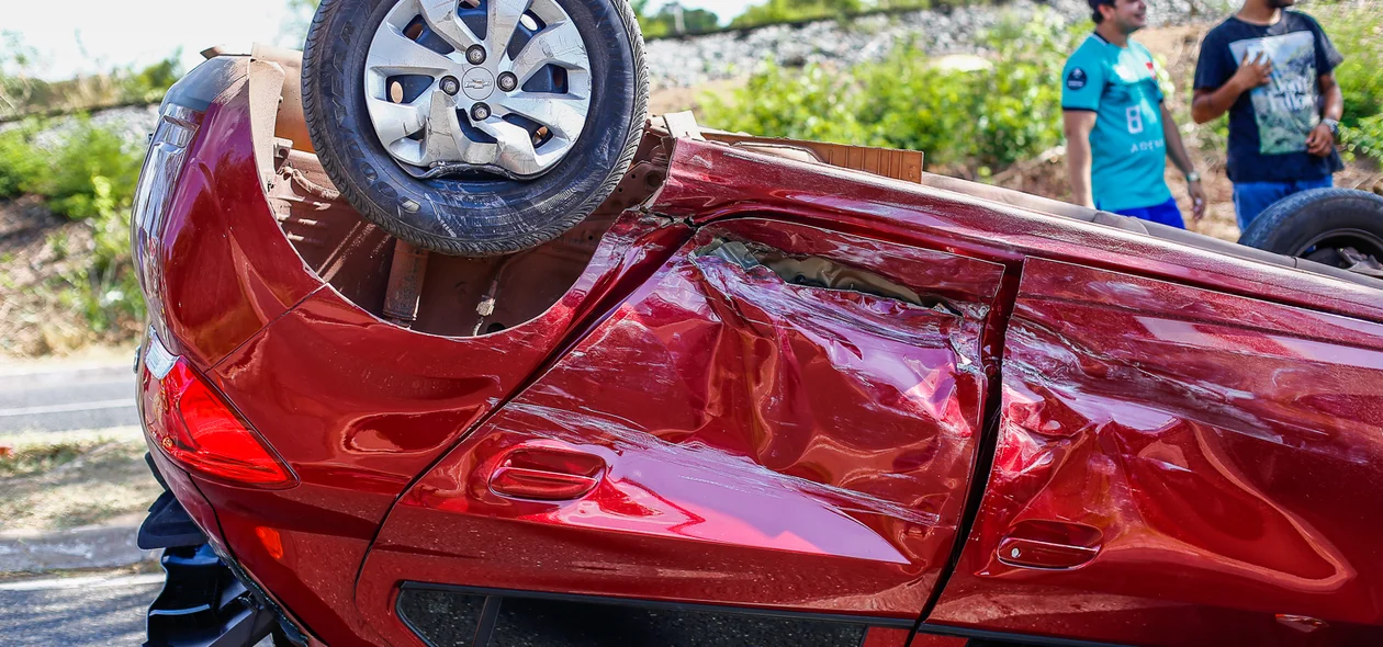 Carro teve o lado destruído após a colisão 