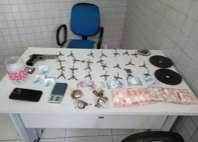Objetos apreendidos junto com a suspeita