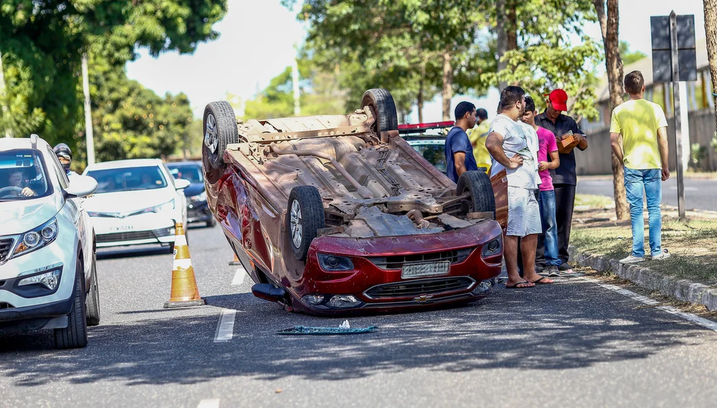 Veiculo capotou apos uma colisão 