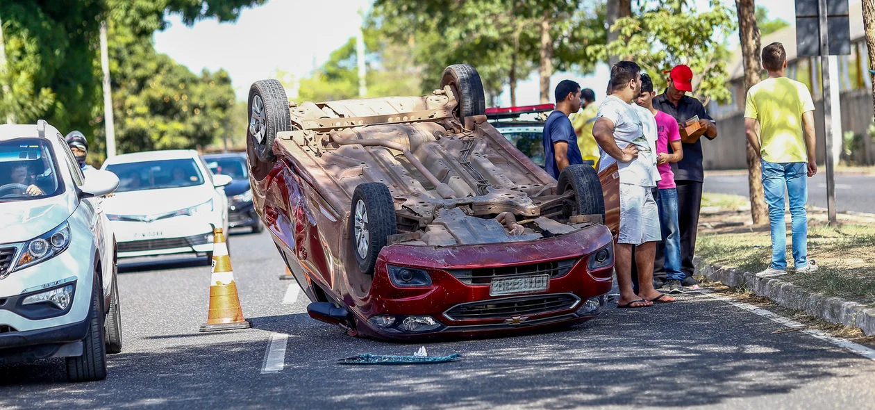 Veiculo capotou apos uma colisão 