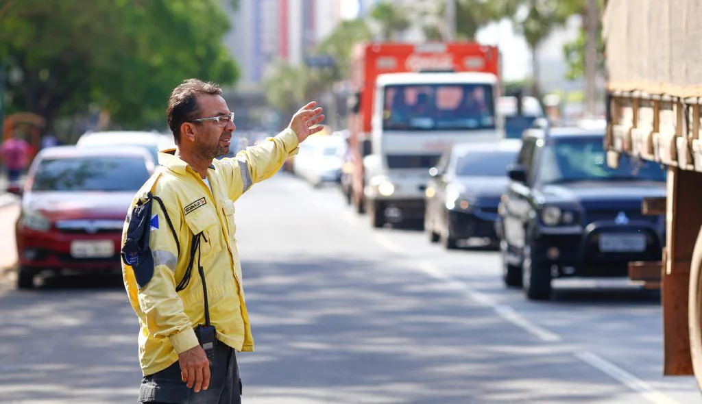 Agente da Strans controla o trânsito na Avenida Marechal Castelo Branco
