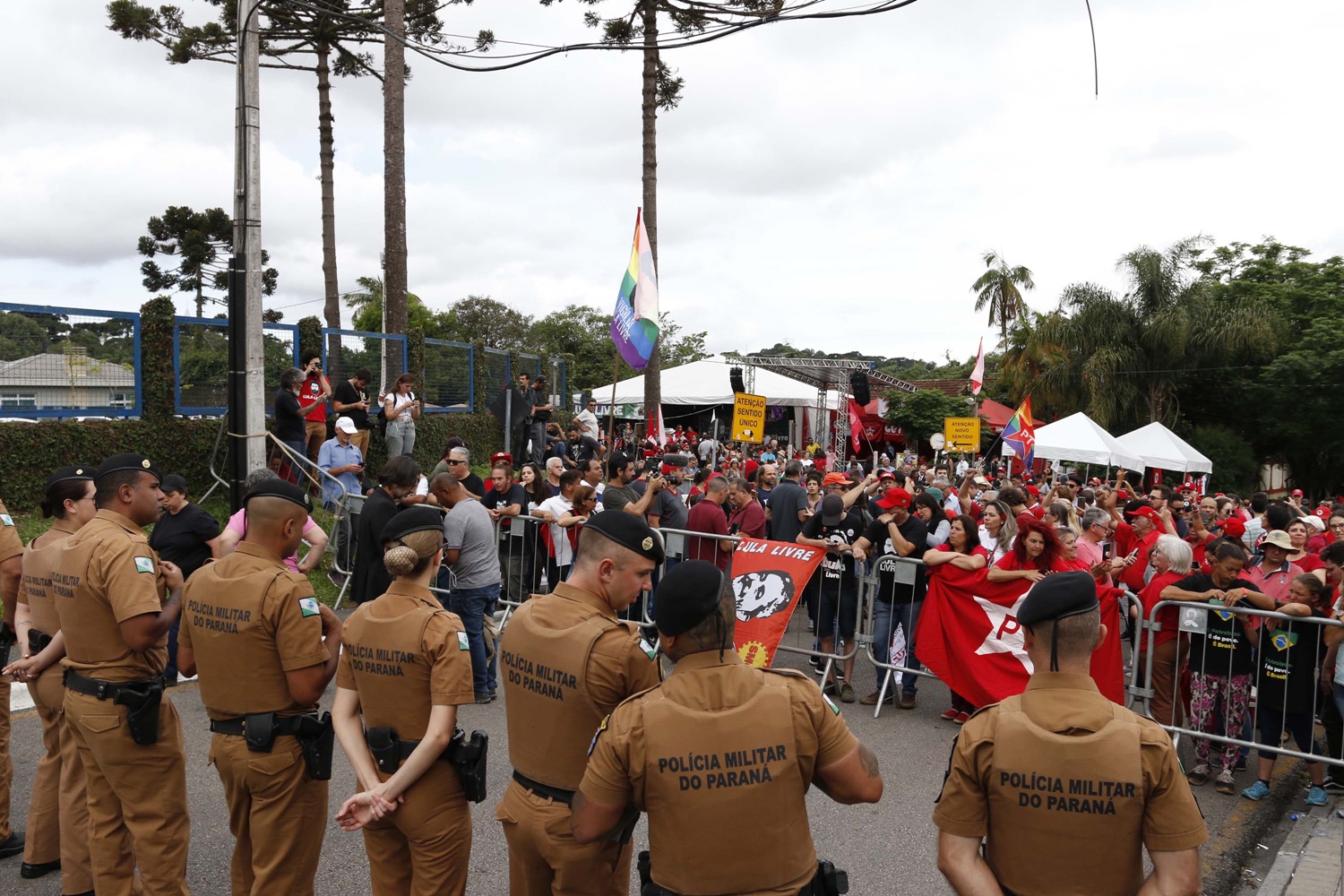 Apoiadores do ex presidente Luiz Inácio Lula da Silva se concentram na frente da sede da Polícia Federal em Curitiba