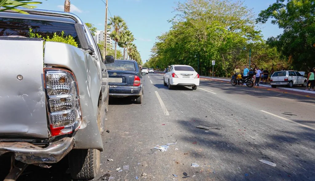 Colisão envolveu três veículos na Avenida Marechal Castelo Branco