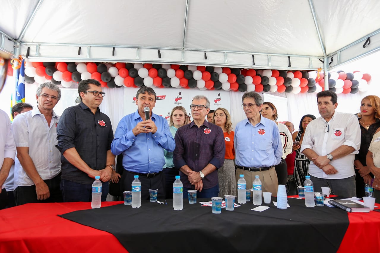 Governador Wellington Dias ao lado de lideranças do PTB 