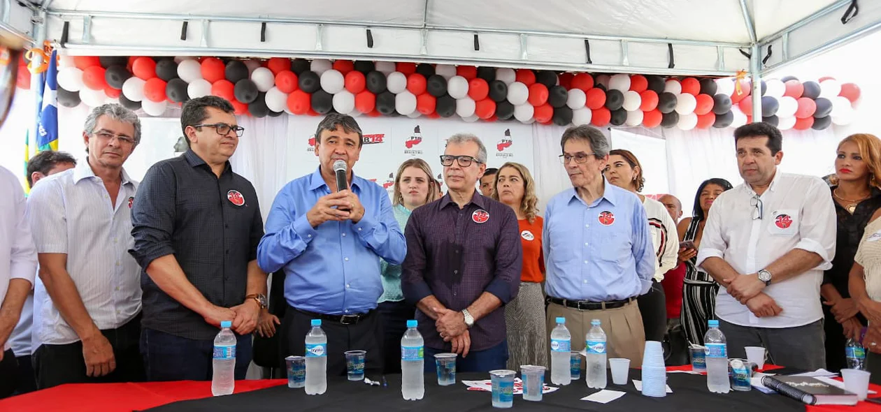 Governador Wellington Dias ao lado de lideranças do PTB 