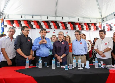 Governador Wellington Dias ao lado de lideranças do PTB 
