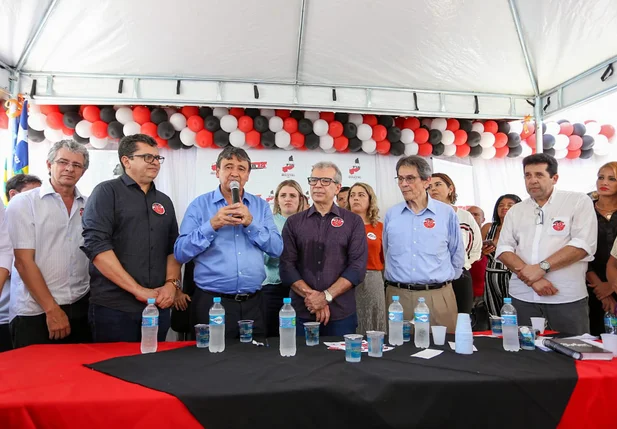 Governador Wellington Dias ao lado de lideranças do PTB 