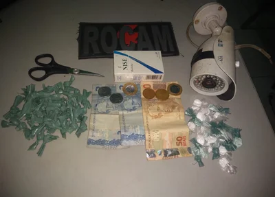 Objetos encontrados com os suspeitos
