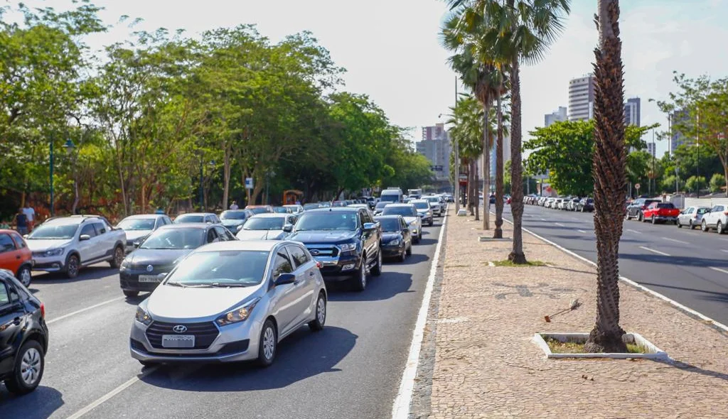 Trânsito ficou lento próximo ao local do acidente na Avenida Marechal Castelo Branco