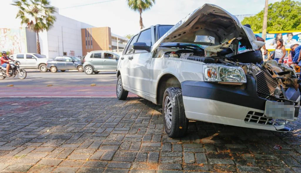 Veículo Fiat Uno invadiu parte da calçada e ficou parcialmente destruído
