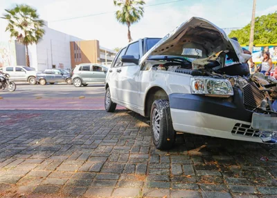 Veículo Fiat Uno invadiu parte da calçada e ficou parcialmente destruído