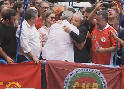 Lula discursa na sede do Sindicato dos Metalúrgicos no ABC paulista