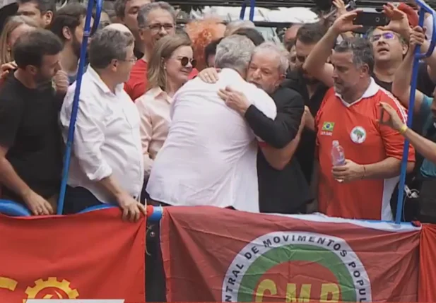 Lula discursa na sede do Sindicato dos Metalúrgicos no ABC paulista