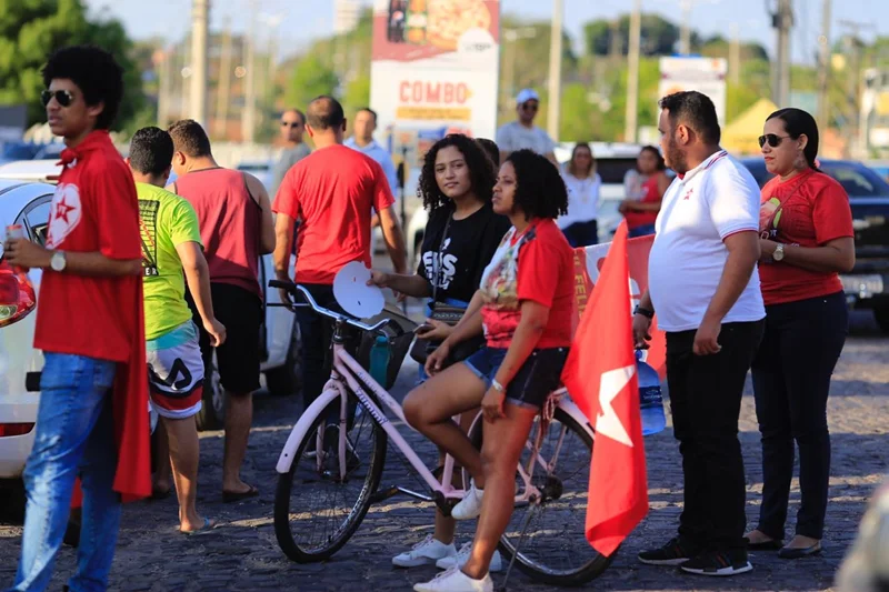militantes e simpatizantes pró Lula 