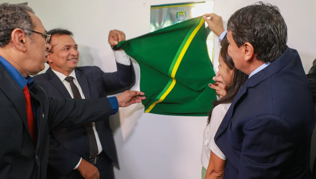 Descerramento da placa de inauguração do IDNA