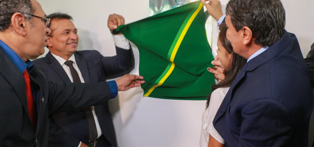 Descerramento da placa de inauguração do IDNA