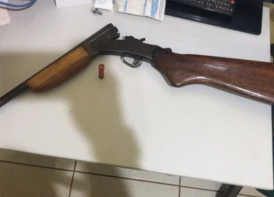 Espingarda encontrada com o suspeito