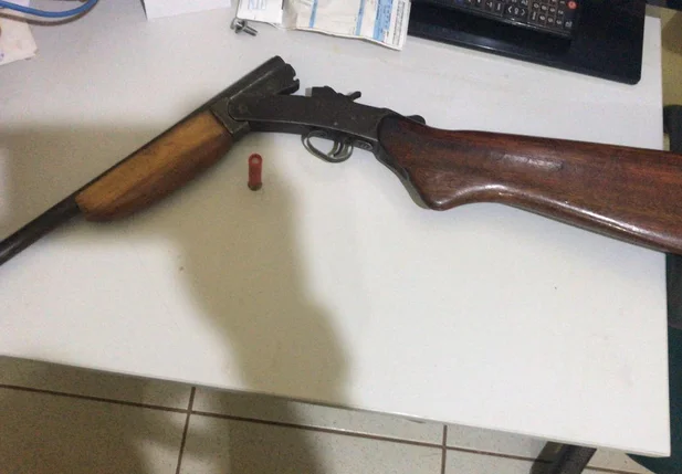 Espingarda encontrada com o suspeito
