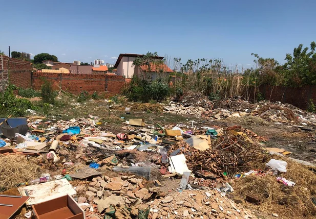 Terrenos abandonados acumulam lixo no bairro Três andares 