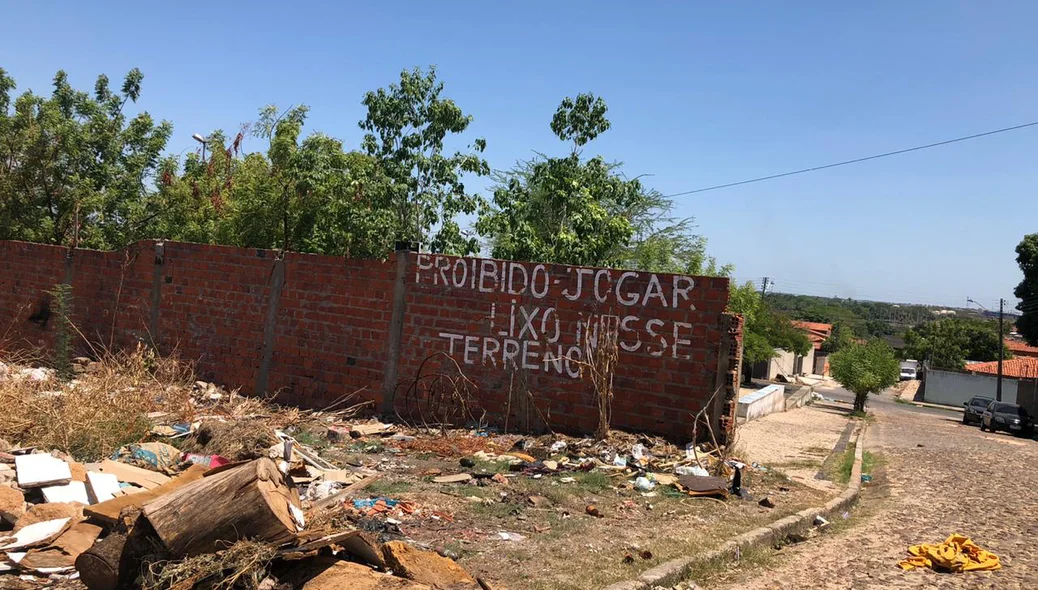 Lixo acumulado em terrenos abandonados na zona sul de Teresina