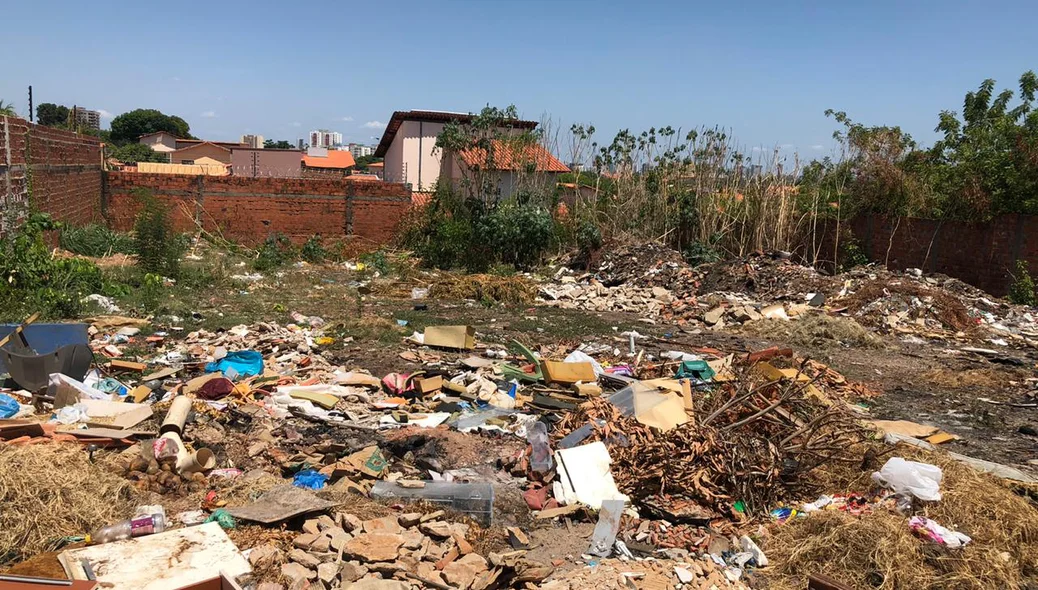 Lixo em terrenos do bairro Três Andares