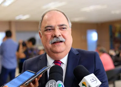 Osmar Júnior em entrevista na Câmara Municipal 