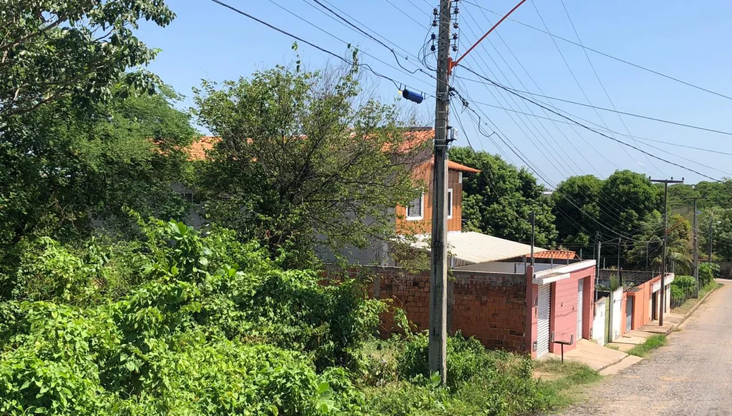 Terreno fica localizado no bairro três andares 