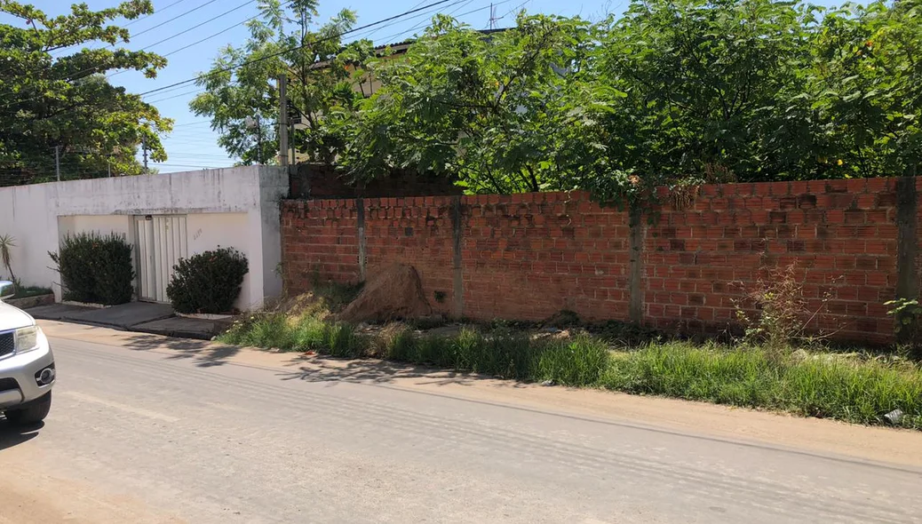 Terrenos abandonados acumulam lixo no bairro Três Andares