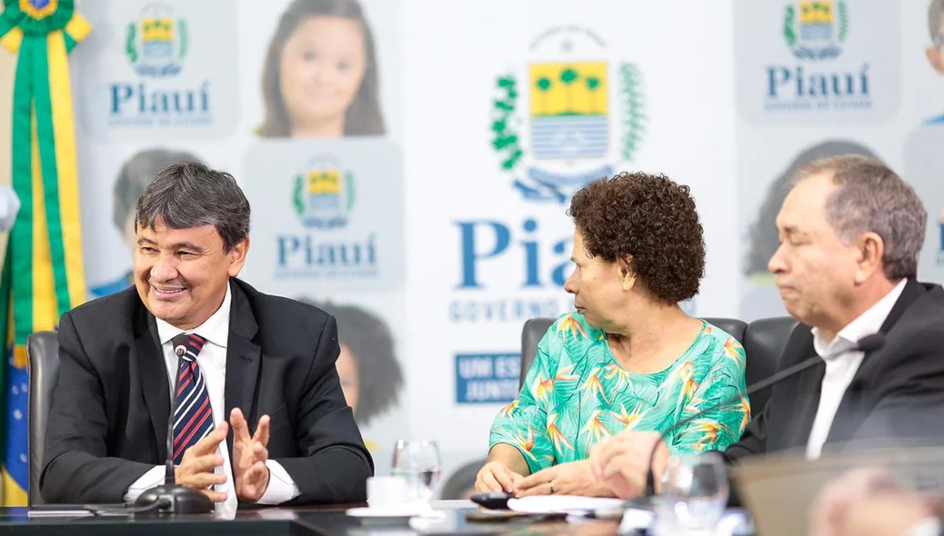 Governador ao lado da Vice-governadora, Regina Sousa