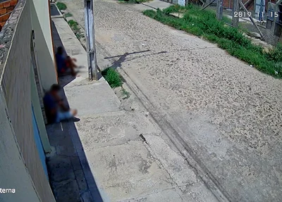 Indivíduos em frente a residencia no grande Dirceu