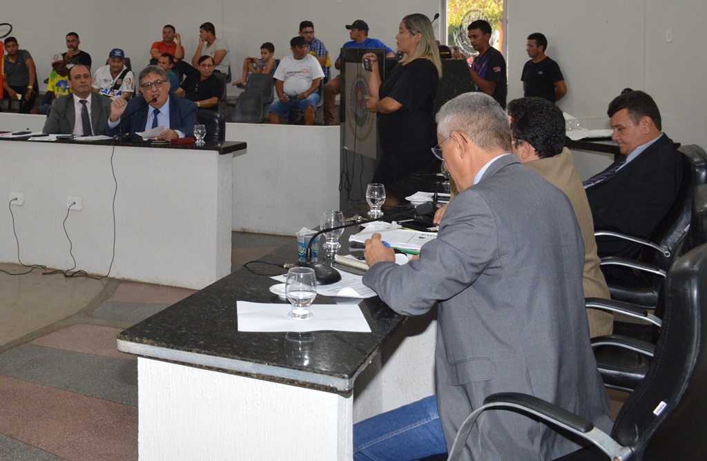 Vereadores esquecem decoro e trocam ofensas durante sessão da Câmara