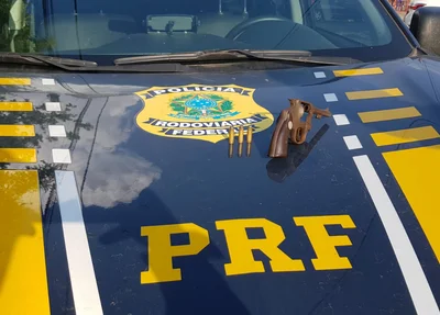 Arma encontrada no interior de um dos carros dos suspeitos