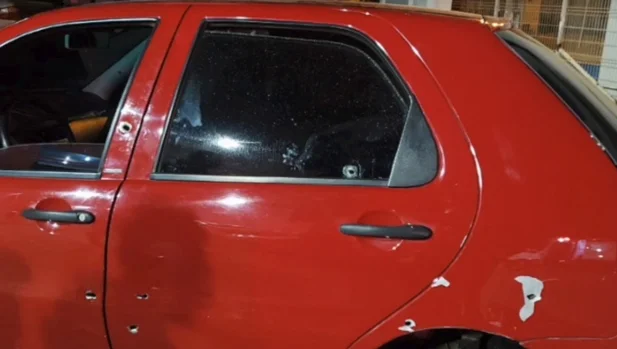 Veículo da vítima alvejado com disparos de arma de fogo 