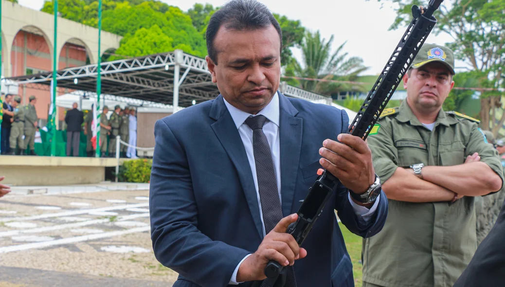 Fábio Abreu inspeciona armamento que será entregue 