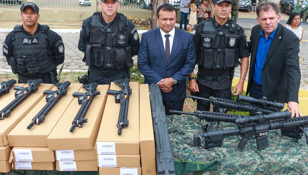 Fábio Abreu realiza a entrega de 19 fuzis para a Polícia Militar 