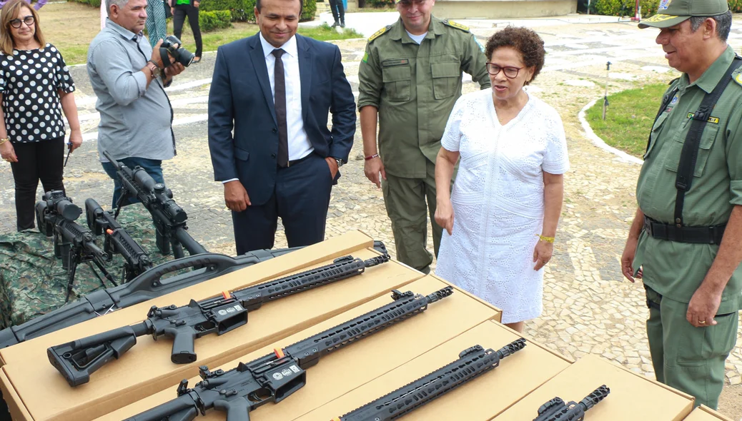 Secretaria de Segurança junto ao Governo do estado entregam 19 fuzis para Polícia Militar