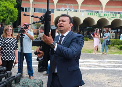 Secretário Fábio Abreu entrega fuzis para policiais militares do Bope