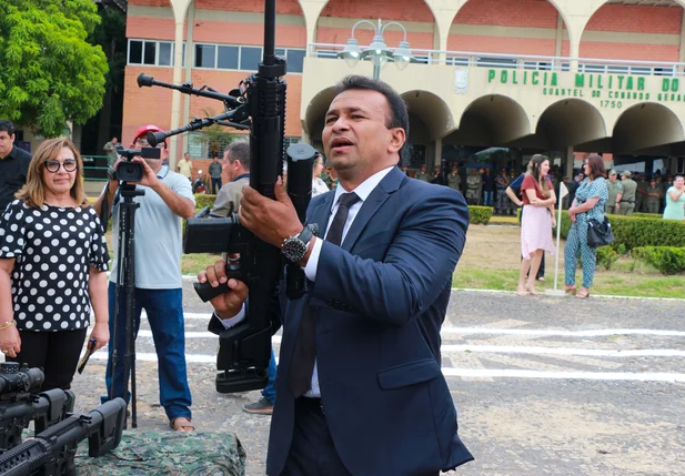 Secretário Fábio Abreu entrega fuzis para policiais militares do Bope