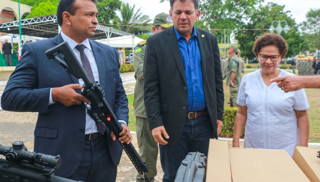 Secretário Fábio Abreu maneja armamento que será entregue