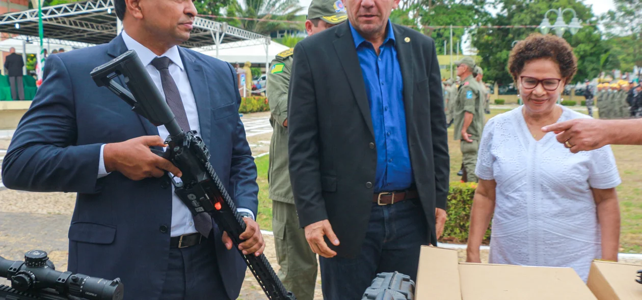 Secretário Fábio Abreu maneja armamento que será entregue