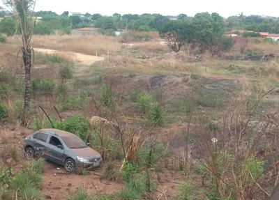 Veículo capota durante fuga de assaltantes