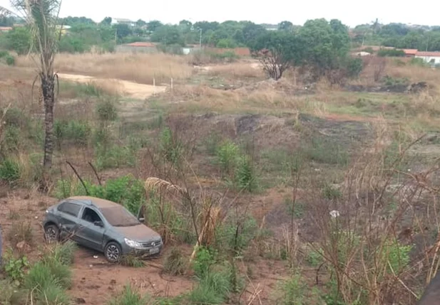 Veículo capota durante fuga de assaltantes