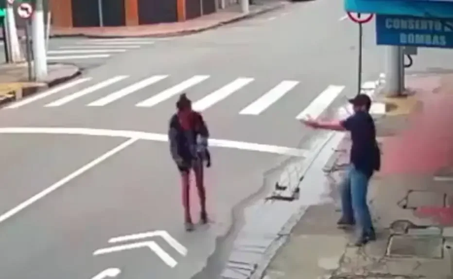 Aderbal Ramos de Castro sacou um revólver calibre 38 e disparou duas vezes contra Zilda Henrique dos Santos Leandro, a Néia
