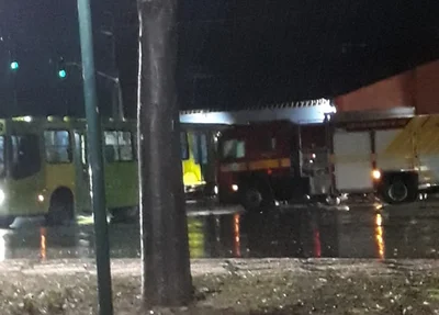 Carro do Corpo de Bombeiros colide em ônibus em Teresina