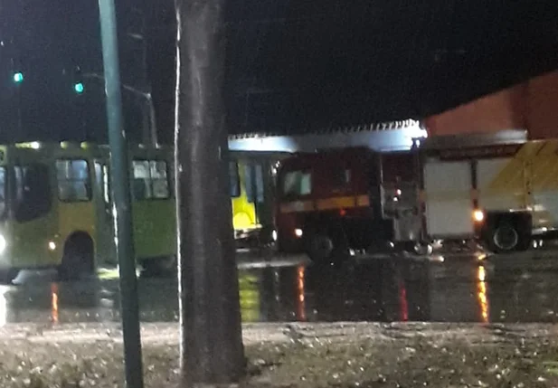 Carro do Corpo de Bombeiros colide em ônibus em Teresina