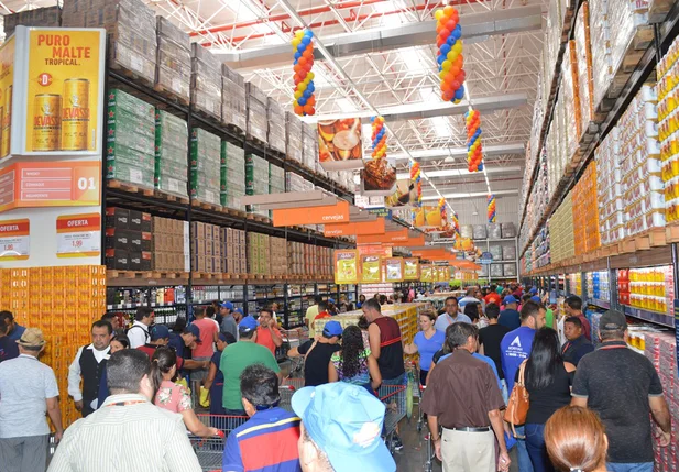 Clientes lotam loja no dia da inauguração