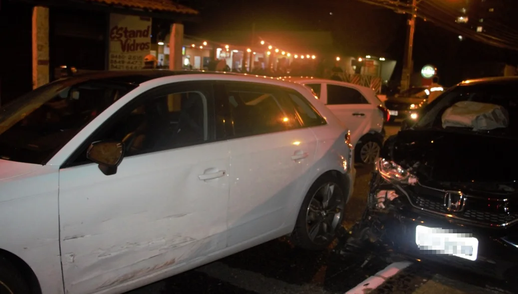 Carros ficaram danificados após a colisão