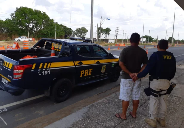 Homem com mandado de prisão em aberto é preso pela PRF na BR 316
