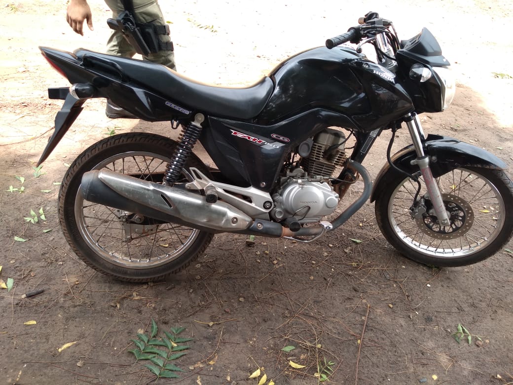 Motocicleta encontrada com os suspeitos