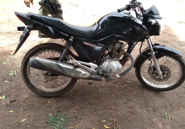 Motocicleta encontrada com os suspeitos